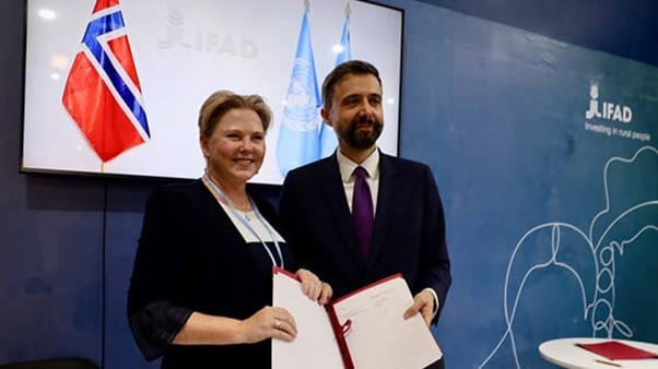 Utviklingsminister Anne Beathe Tvinnereim og IFADs president, Alvaro Lario, med den signerte avtalen om norsk støtte til IFADs program Asap+. Foto: Mariken Bruusgaard Harbitz, UD.